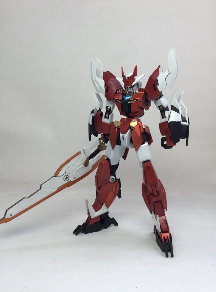 バスターソード装備
大剣は別売りのマーズフォーウェポンズから持ってきたのですが、肉抜きが多くて、穴を埋めるのが大変でした。光沢塗装だったので表面処理にはかなり時間をかけました。さらにマスキングで塗り分けも行ったので、今考えてみるとキャンディ塗装より大変だったかもしれませんw。でもその分かっこよくできたので頑張った甲斐はあったと思います。
設定通りに塗装しても面白くないと思ったので、日本刀を意識して持ち手部分を金と黒で塗り分け、剣自体は白に塗装しました。これだけでかなり印象変わったと思います!刀身部分はゴールドの上からクリアーの蛍光オレンジを吹きました。発熱してる風に見えるようにグラデーションをかけたのですが写真だと見づらいですかねw
アクション