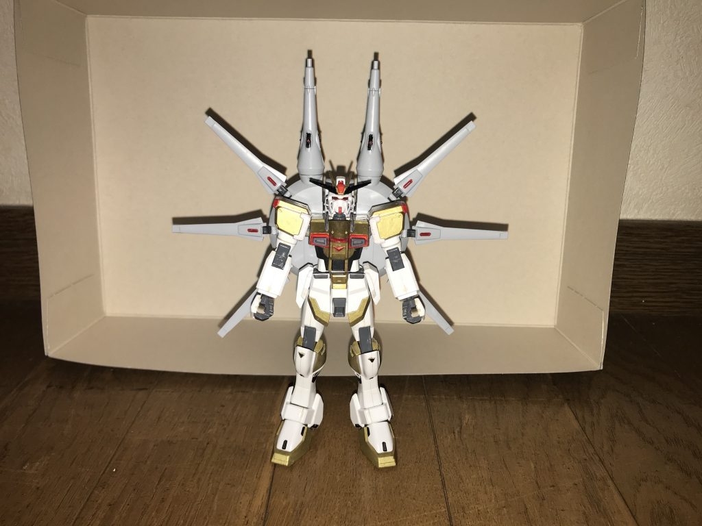 MS形態本機の戦闘形態にして、本来の姿でもある。MS形態へと移行シークエンスは以下の通り。1.本体のコアスプレンダーから、大量の特殊粒子が放出する。2.放出した特殊粒子が、上半身のチェストフライヤー、下半身のレッグフライヤー、背部のレジェンドシルエットとして、それぞれ物質化・構成される。3.それらのパーツを、コアスプレンダーが纏う形で、MS形態が完成する。