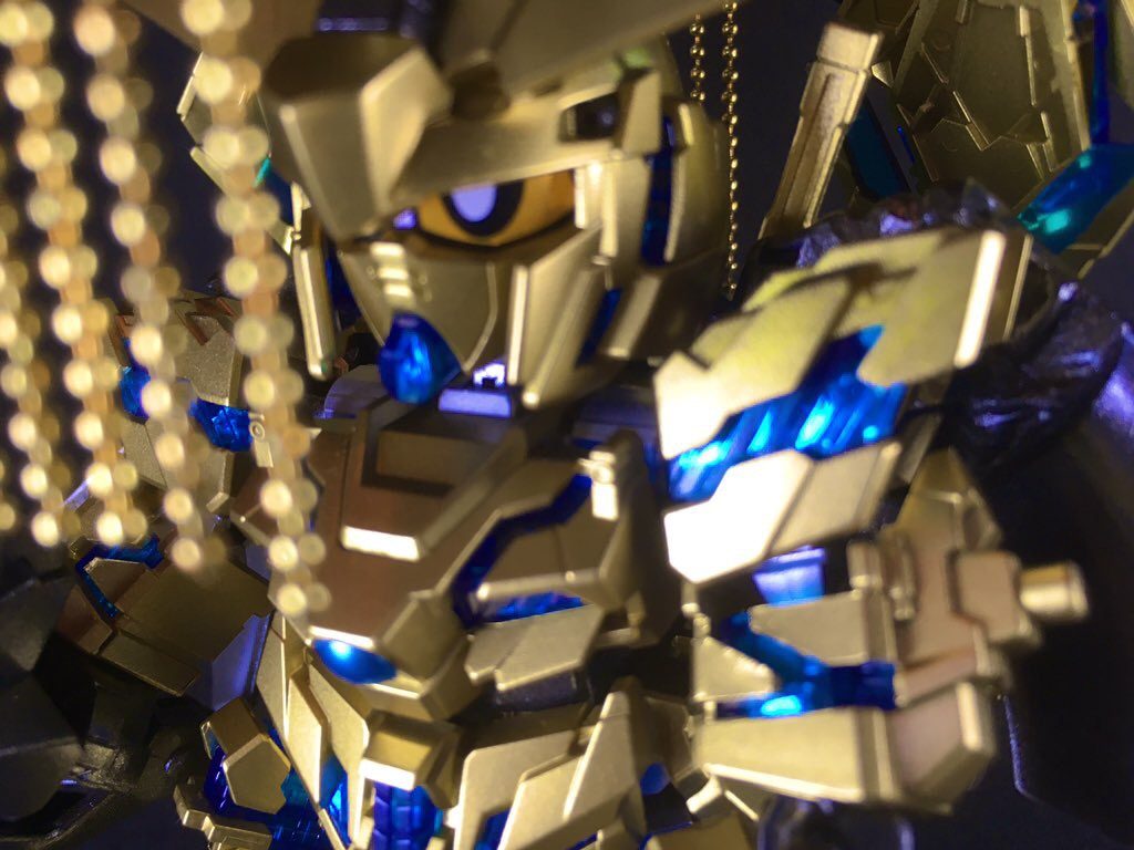 【水銀(ヒュドラ)・フレーム】
あらゆる手段を尽くして不死の可能性を追求した始皇帝フェネクスは、その神秘的性質から仙薬と信じられていた水銀を取り入れ全身のフレーム構造体に導入していた。
現在では毒劇物と知られる水銀が機体内部へと浸食し、結果として始皇帝フェネクスの稼働寿命を縮めてしまった。