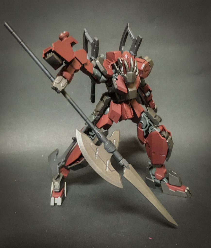 ハルバード
リベイク時代の物に改良を加えた長斧。
先端に取り外し可能な剣を追加し攻撃範囲を拡大させた。この剣は取り外し後手持ち武装として使用される。