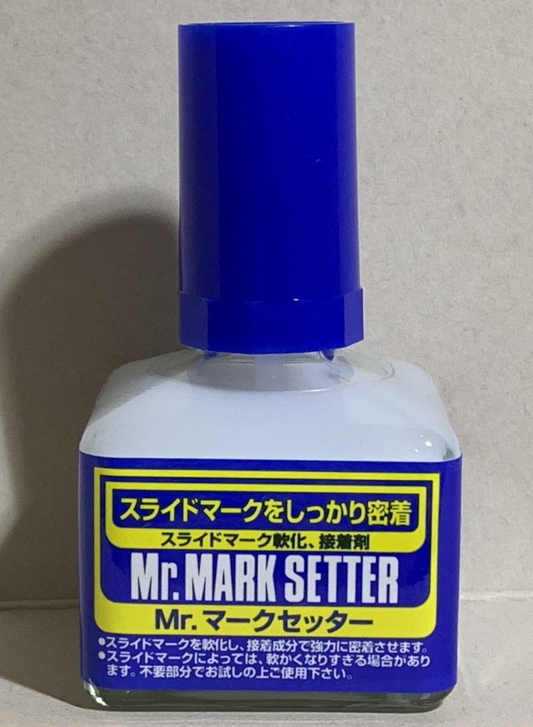 完成後、腕のメタルシールが剥がれてビロビロになってしまったので糊で修正。水転写デカール用なので効くかと思いましたが、意外と使えました。