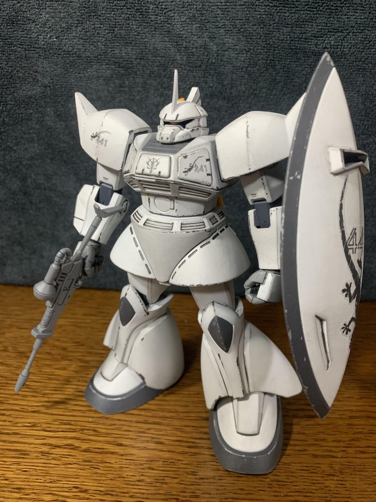 ホワイトオーガーといえば、過剰な程の塗装剥げが印象的だったので、パーツの縁に黒鉄色でチッピングとドライブラシを施してます。