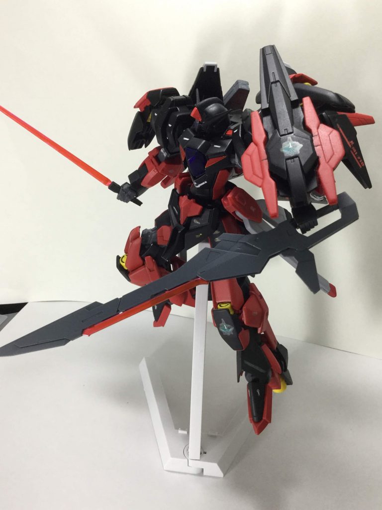 ビームサーベル、バスターソードのビーム部分は通常のピンクにガンダムマーカーのメタルレッドを塗りオレンジぽくしました。