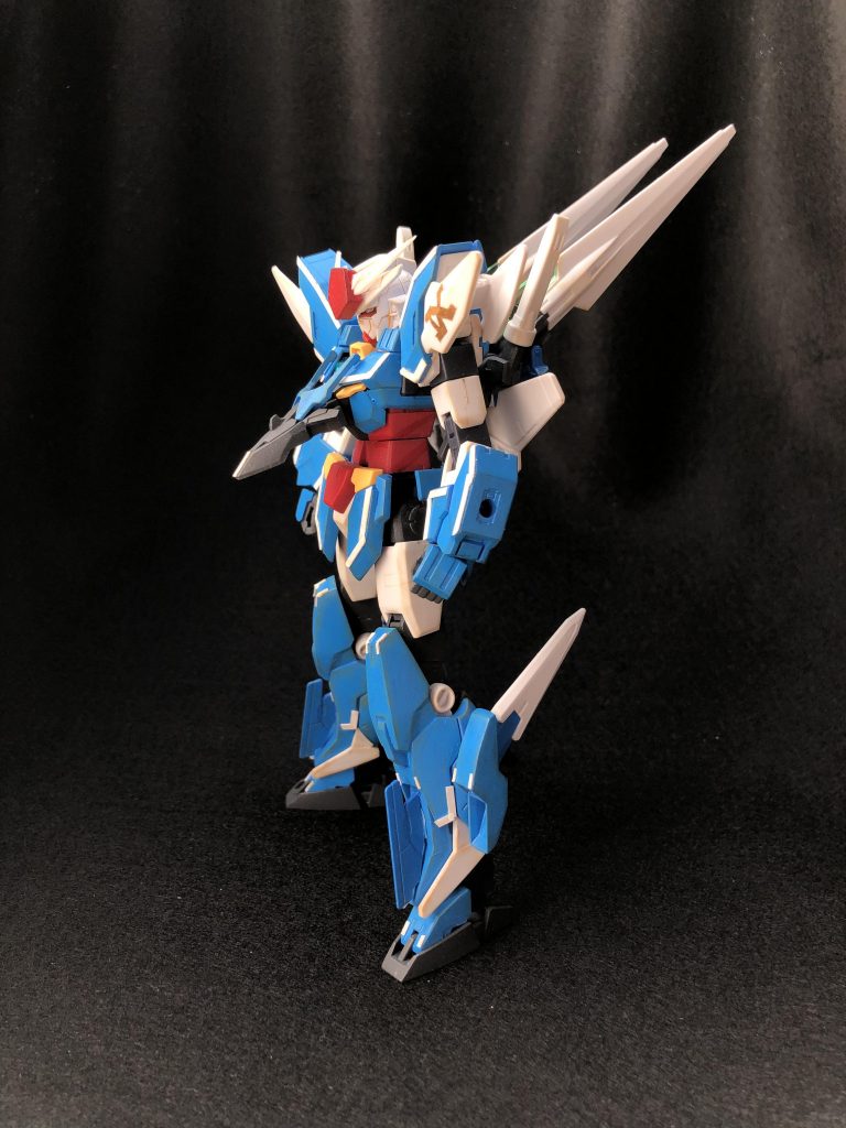 ここから制作イメージや制作工程です
画像はお気に入りのサイドビューです
ちょっとV2っぽくないですか?
元々前作トリニティを作っていたときからアースリィ部分は小説版クスィーガンダムをモチーフとしたものを作るつもりでした
しかし制作時間が取れないことから諦めていました
トリニティ完成後にその構想を形にしようとしてたところ、背中にGNソードをつけたらV2的なカッコ良さが出てきたので方向転換
ナインエッジであれば短時間で作成できると思い、現在にいたります