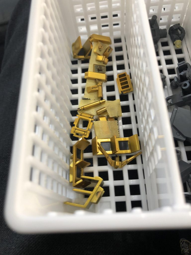 各所のオレンジのパーツを金色に塗装してワンポイントに