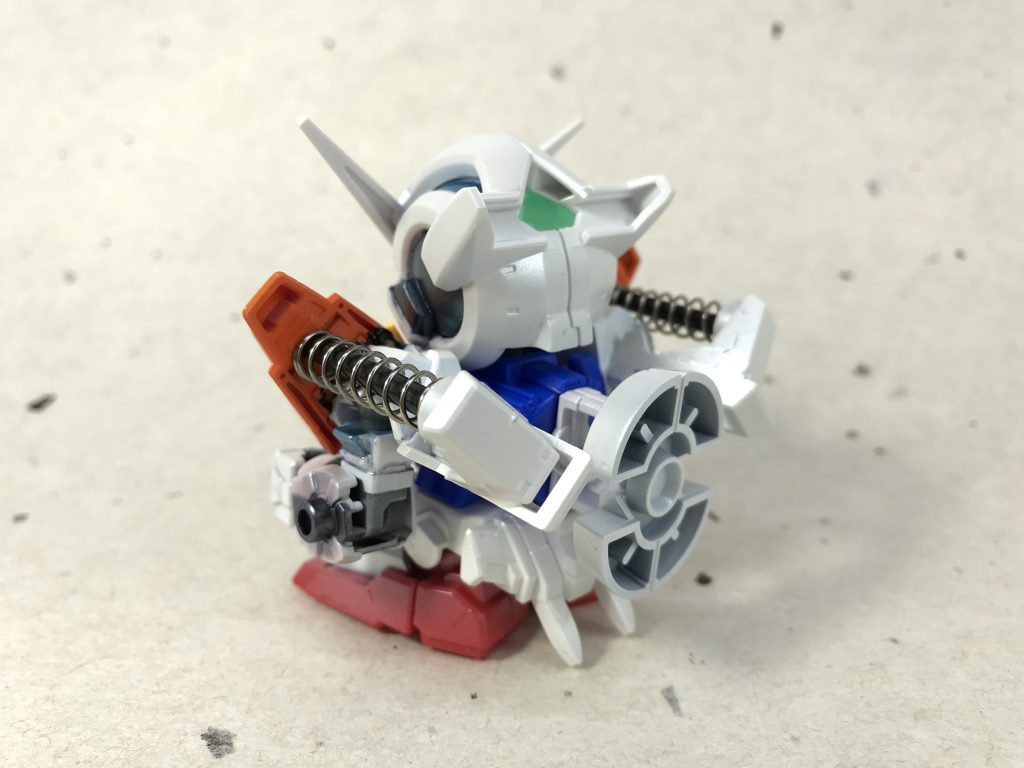 後ろ姿。
ちょっと改造してみました。肩に謎のサスペンションと、GNドライブの形状を変更。
これで割と**それっぽく**なったんじゃないかと思います。