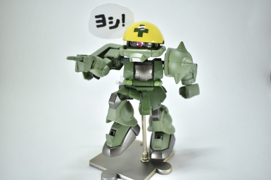 使用キットはSDクロスシルエットのザクです。指差し手はランナーを削って作った指を付けて作成、腰のスカート部分はめくり上がった感じになるように改造しています。ヨシ!