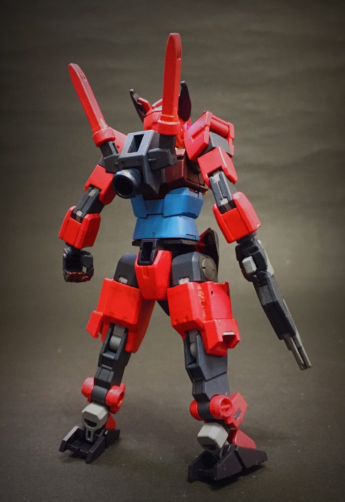 【ブラッドコア・ガンダム】頭部、大腿部以外に全体に赤くなっている。色はクリムゾンレッド+パールローズディープレッドをメインにつや消し仕上げ。コアガンダムの頭部がアースリィーになった時も大きめに見えたため、一回り小さいエクシアダークマターを使用しています。