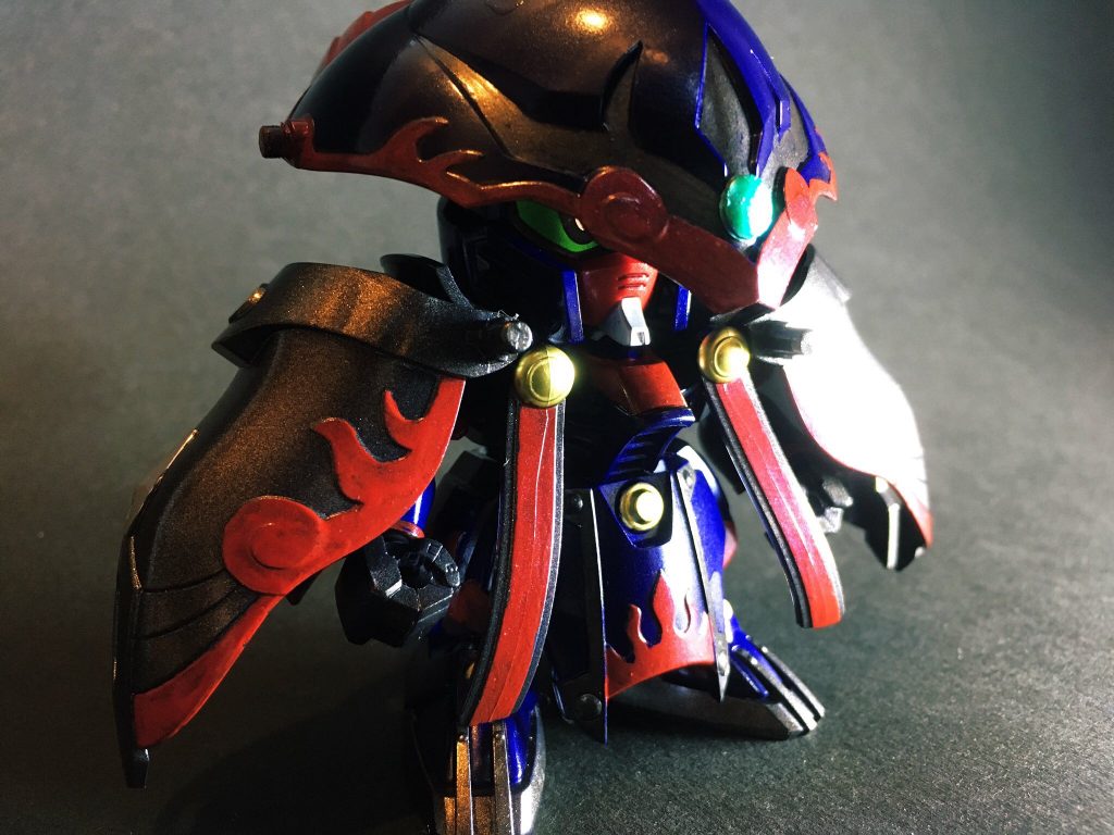 また演者のガンダムアシュタロンはMA形態への変形機構が特徴的ですが、同様に賈詡もアトミックシザース状の鎧を展開して「魔蠍(まかつ)形態」に変形する事が出来ます。