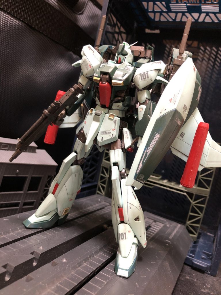 oyz「ハイ。出来ました。」アムロ「え?いくらなんでも早すぎじゃないか!?」oyz「そりゃあ、完成してからストーリー作ってますから!」アムロ「どういう事かよく理解できないな。」チェーン「ちょっと!解るように説明なさいよ!」oyz「何も問題ありませんよ。」アムロ「そうか。」 
アムロ「これは....B.W.Sの一部が機体に付いているのか。」oyz「では、早速機体の解説に移りたいと思います。いいですか?」アムロ「ああ。」oyz「リ・ガズィ名前の由来はリファイン・ガンダム・ゼータ(Refined Gundam Zeta)の略称からで、宇宙世紀0080年代後期にアナハイム・エレクトロニクス社が立ち上げた「Z計画」によって開発されたZガンダムの簡易変形モデルともいえるモビルスーツです。ご存知ですよね?」アムロ「ああ、知っているさ。」
oyz「Zガンダムはそれまでにも量産化を目指してきましたが、Z最大の特徴である変形機構そのものが量産の最大の障害でありました。そこで本機では、ZガンダムのMS形態のみをコピーし、肝心の変形機構はB.W.S.(バック・ウェポン・システム)と呼ばれる着脱式の追加装備に集約することで機構の簡略化とコスト削減を図っています。この辺はwikiのコピペなので、ご存知の方は飛ばし読みして下さい。」アムロ「ああ、読み飛ばしてる。」