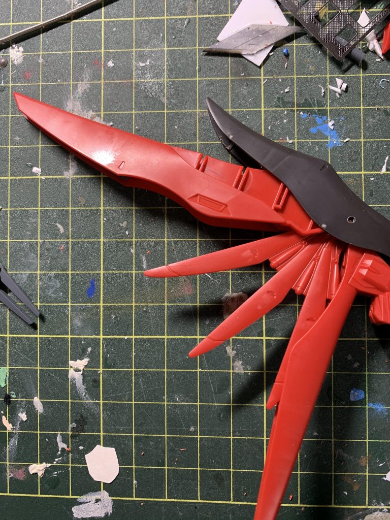 デスティニーの翼は接続部に真鍮線を突き刺して可動できるようにしています