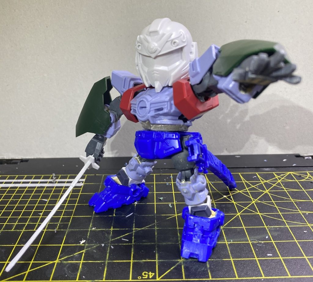 元キットの本体パーツの中をリューターとヒートペンでくり抜き、CSフレームを埋め込むスペースを確保。隙間はパテで埋め、パーツの中でフレームがグラつき安定性が落ちる可能性を潰している。
どうしてもフレームの方がサイズ的に長めなので、フレーム隠しのパーツも幾つかジャンクパーツからミキシングしてでっち上げ。