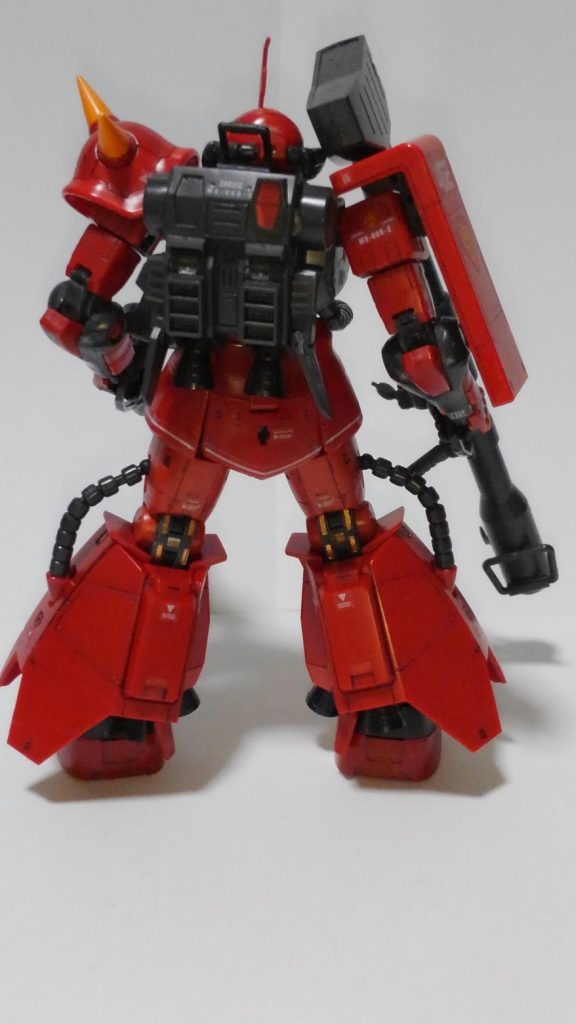 MS-06、それのR-2という高起動タイプ。
特徴的な脚部と大きく膨れたバックパックとまさにザクの最高傑作でございます。

画像ではジャイアントバズとザクマシンガンですが通常のザクバズーカに
ヒートホークと付属武器もたくさん。