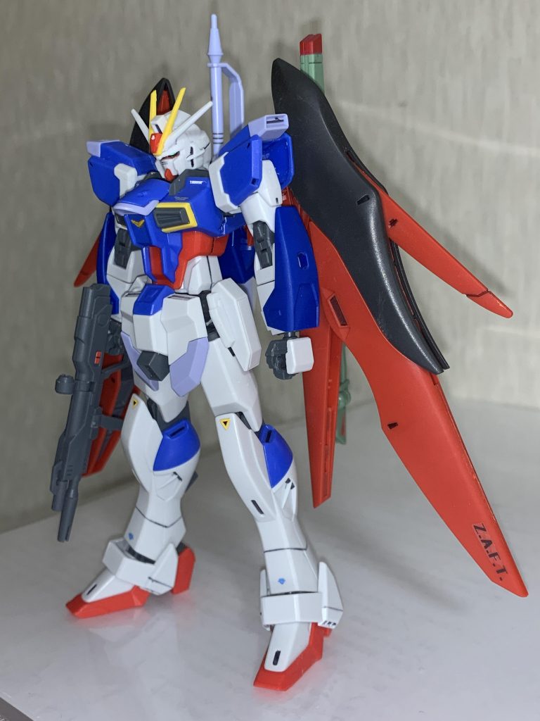 斜め前から
元のデスティニーインパルスに近づけるため、肩から下をデスティニーにものに置換し、拳はインパルスの物を使用しています。