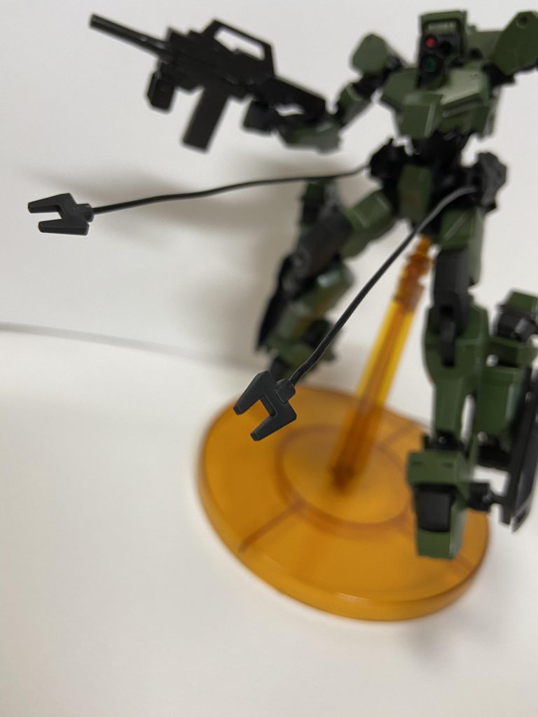 腰部両側のアンカーによって少ないスラスターで立体的な機動ができる
またアンカーは近距離での攻撃にも使え、巻き戻すことで再度使用可能
弾薬の節約に役立つ