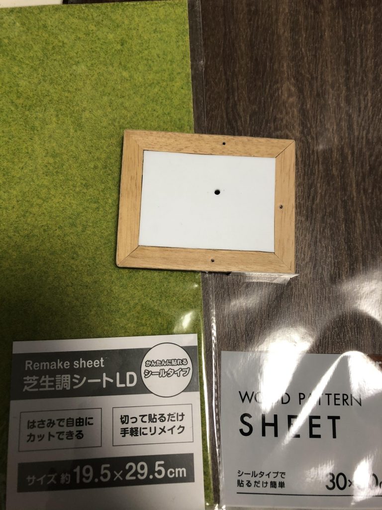 ベースは百均です。
安くてすぐ出来ました^_^この作業が一番楽しかったかも笑