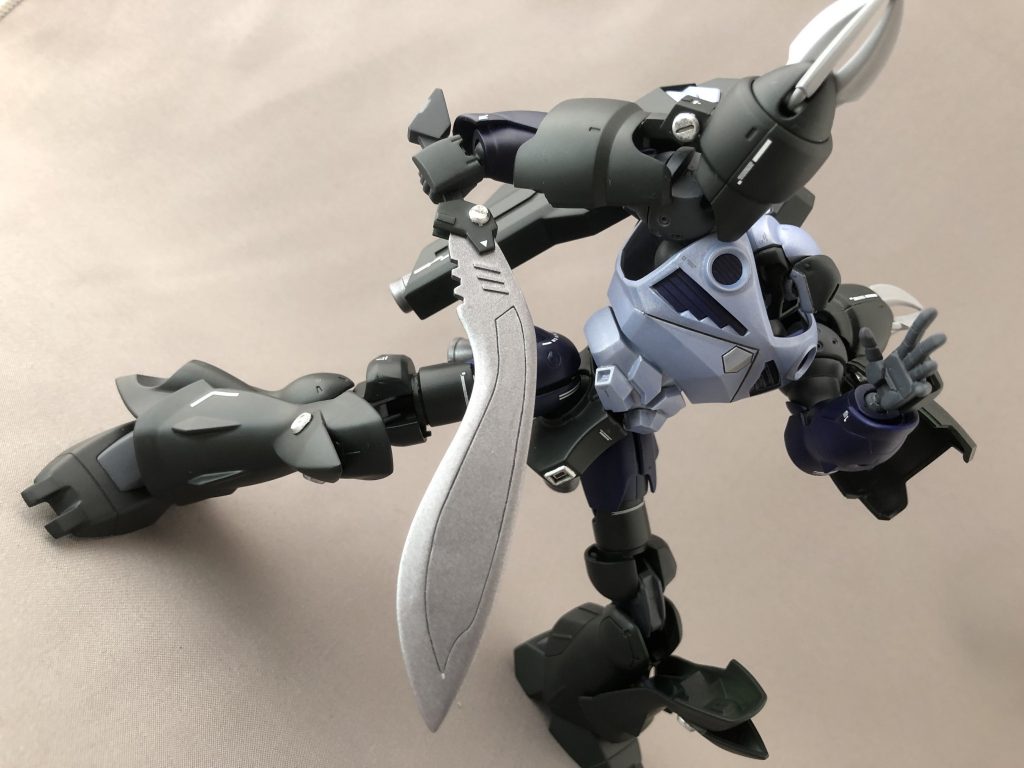 ズゴック形態時のテイルブレードはガンダム形態時グルガナイフとなって手持ち武装になります。