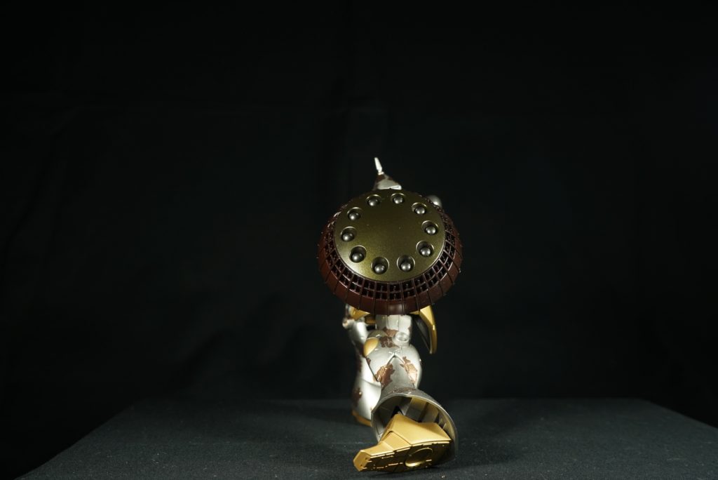 盾はメタルブラックを下地にクリアイエロー、クリアレッドを塗ってキャンディー塗装