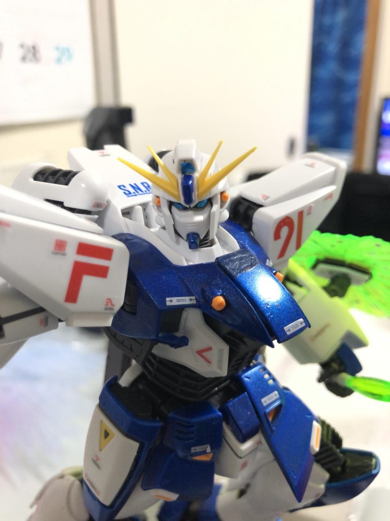 元ネタの緑青とも違う鮮やかなメタルブルーは白のサフからの2回吹きです。