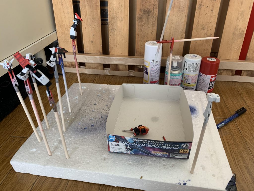 塗装工程。半分くらい塗装が終わったらトップコートと並列作業で仕上げ。こうすることである程度は時間短縮できます。いちいちスプレーを持ち替えるのもめんどくさいですけどね( ˆ꒳​ˆ; )