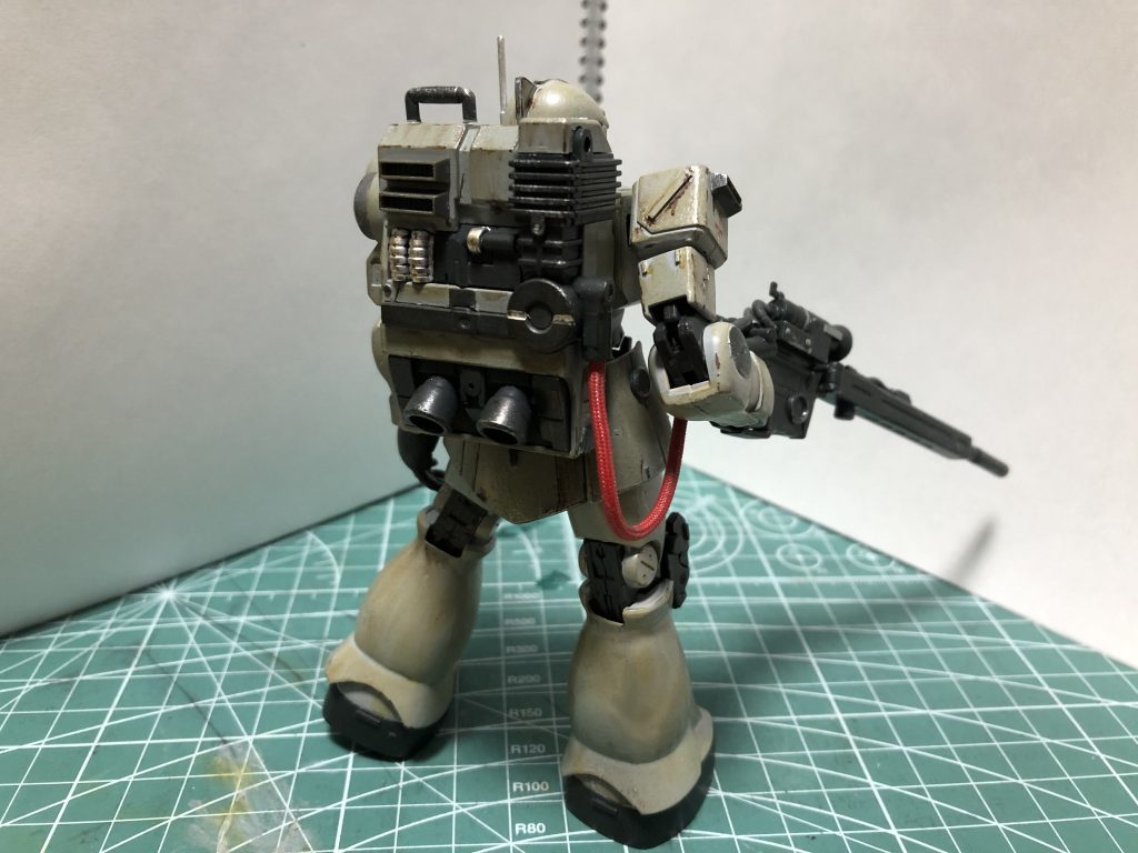 後ろから
ライフルへのコードは中のワイヤーはそのままに外側を赤いメッシュパイプに
バックパックと右肩は今回一番上手く塗装できたんじゃないかと思います。