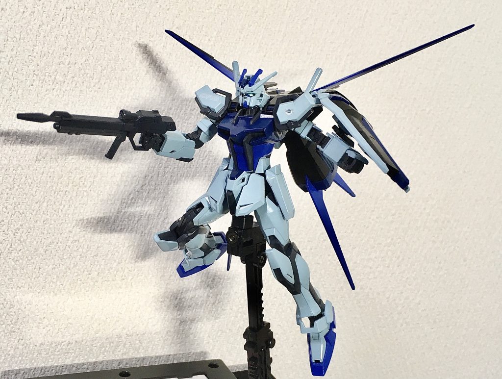 C.E.72年
先の大戦が終わり平和な世界になっても、揉め事があればなりふり構わず最前線に出向いて護衛も付けずに戦闘に突っ込みたがる国家元首のカガリに手を焼いていたオーブ首脳陣やキサカ達。
ストライクルージュの随伴機としてはM1アストレイでは役不足であった為、ストライクルージュと同程度の性能を有する機体をオーブ軍国防本部は所望していた。
彼らの切実な要請に半ば呆れながらモルゲンレーテ社が建造したストライクルージュ型の2番機がストライクキアノスである。
パイロットには当初、じゃじゃ馬なカガリを止められるキサカを予定していたが、謎の護衛としてプラントより亡命してきたアレックス・ディノが総合的に適任であったこともあり急遽パイロット変更となった。
しかしアレックス・ディノの本来待ち合わせているMS操縦技術での機体OSのセッティングではフェイズシフトの装甲色が真紅になってしまい、ストライクルージュと同系色になる為にOS設定の変更が必要とされた。(当の本人も目立たないようにしたがっていたのでOSの変更に不服は無かった)
本機と接続する特殊ストライカーパックの方に大量の電力を消費する事から、装甲に割り当てる電力は最低限にしてはいるものの新型パワーエクステンダーの高出力化によってフェイズシフトの装甲は全体的に青くなっている。
特殊ストライカーパック非装備時は装甲カラーの任意変更によってあえて青系統に設定している。