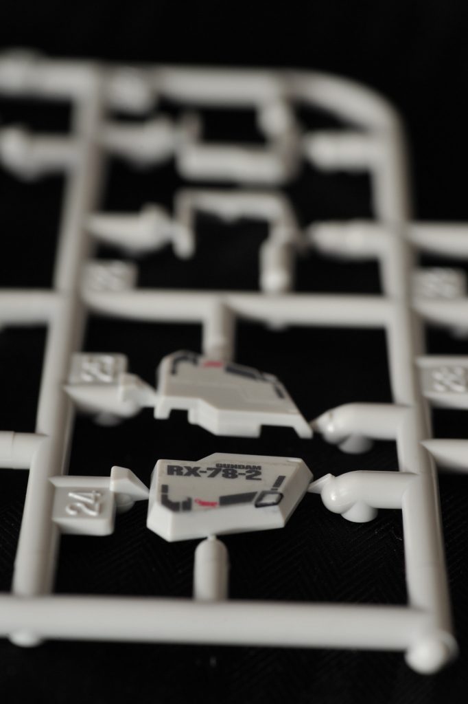 トップコートを均一に吹きたかったのと、ABSパーツに掛けたくなかったのでランナー上で塗布することにしました。
そのため、墨入れとリアリスティックデカール貼りをランナー上で行うという手順を採ったのですが……。これが地獄を見る羽目に。まるでパズルを解くようでした。