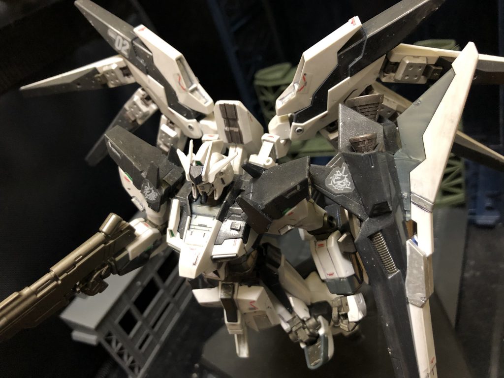 “現在、戦闘中域”シャア「ええい!望むところだよアムロ君っ!それでこそ私のライバルだ!」アムロ「このHi−νガンダムは伊達じゃない!」シャア「ならば見せて貰おうか。連邦軍のモビルスーツの性能とやらを!」アムロ「行け!フィンファンネル!」シャア「言わないはずの台詞を言ったな、アムロ君!」ギュネイ「大佐!何故ファンネルを使わないんです!?」シャア「ええい!ファンネルの代わりに手榴弾が付いてるとは。冗談ではない!」アムロ「何故ファンネルを持って投げる!バカにしているのか、シャア!」シャア「ええい!」アムロ「なに!ファンネルが自分から爆破した!?新しい兵器なのか?」シャア「当然だ!昔の流行りというのはむしろ新しいという事なのだよ。」アムロ「ファンネルが使えないだけだろ!負け惜しみを!」シャア「ええい、ファンネルなど!(´°̥̥̥̥̥̥̥̥ω°̥̥̥̥̥̥̥̥`)モビルスーツの性能の違いが戦力の決定的差ではないということを教えてやる!」