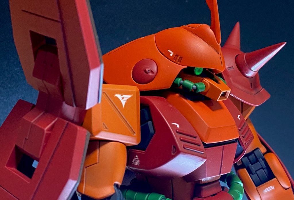 光が漏れだす原因となっていたクリアパーツを黒く塗りつぶすことで、モノアイ部分だけ光らせることに成功！
しかし、光量が激減……
シルバーで塗った後に黒をかぶせて塗るなどすれば光を減衰させずに済むかもしれないので、今後の課題にしようと思ってます！

ご覧いただきありがとうございました！