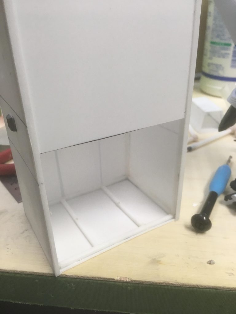 後ろにMSをしまえそうなスペースを発見したので後ろの柱を角材からH型のプラ棒に変えてみました。全てはここから狂いましたね。