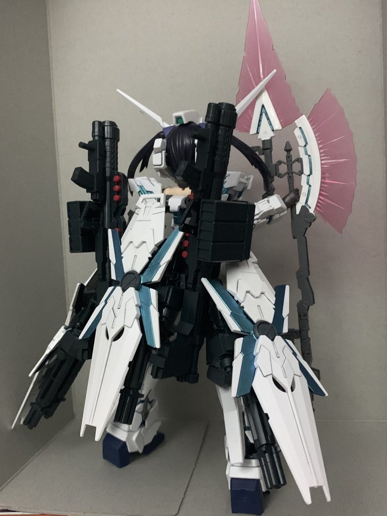 後ろから
シールド3枚をスカートに見立てて「フルアーマードレス」としています