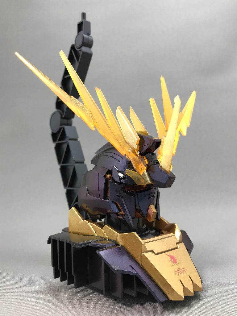 デストロイモード
アンテナや襟の金のミラーパウダーはあまり変化ないですが、サイコフレームと本体は変化がわかって楽しいですね。

アンテナの内側はクリアだけなので、ユニコーンモードとは違って見えます。