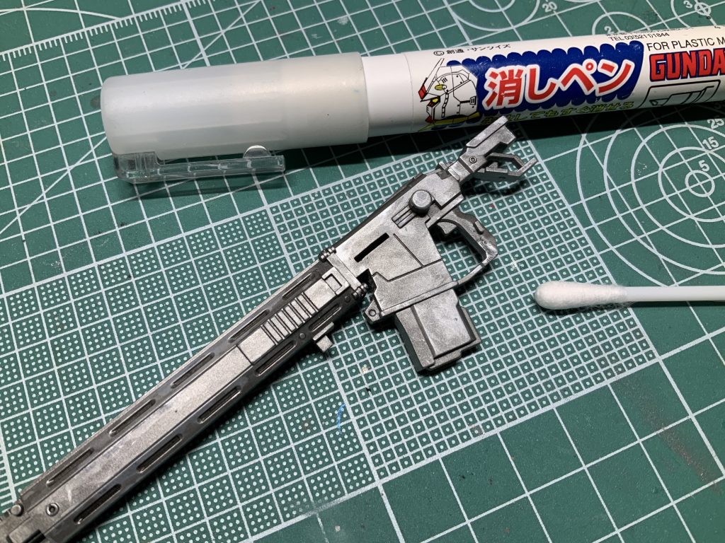 今回は実験で、最初にシルバーを塗ってその上に薄くガンメタを。で、消しペンで所々剥がし、最後はウェザリングマスターで仕上げました。