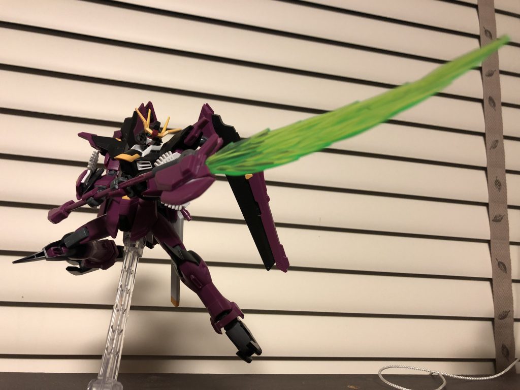 フィルファルトズィッヒェルのモード2のビームヘレバルデ。意味はビーム薙刀で大型のMSやMAなど巨大な敵に対応するモードです三つのモードの中で一番リーチが長い