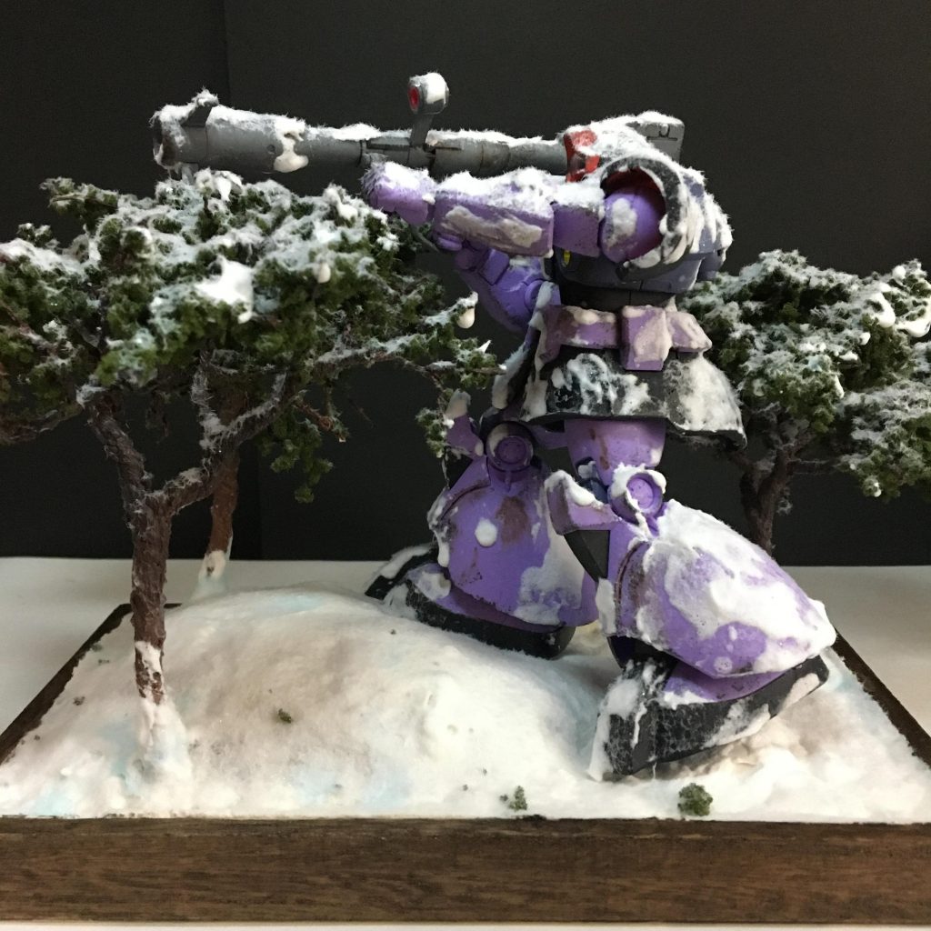 雪が積もった木から狙いすますドム のミニジオラマ–3枚目/制作者:ogagaga