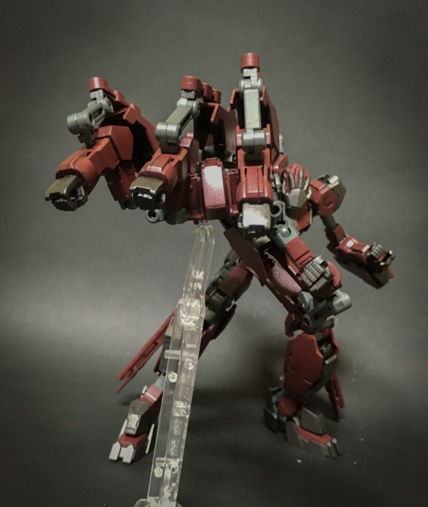 ビックアーム
手を模した大型武装。
バックパックを変形させ右腕と半合体させる形で展開する。
重量がある大型武装の為扱いに熟練を要するが一撃の威力は大きい。