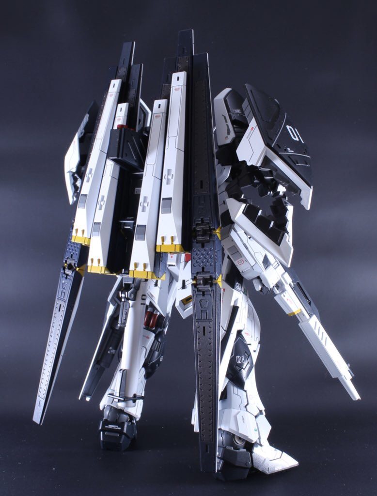 前後になります。 カラーリングも少し変えていますが基本的には同じです。肩はMGのHWS装備を付けてます。スケールは違ってもさすが同型って感じです笑