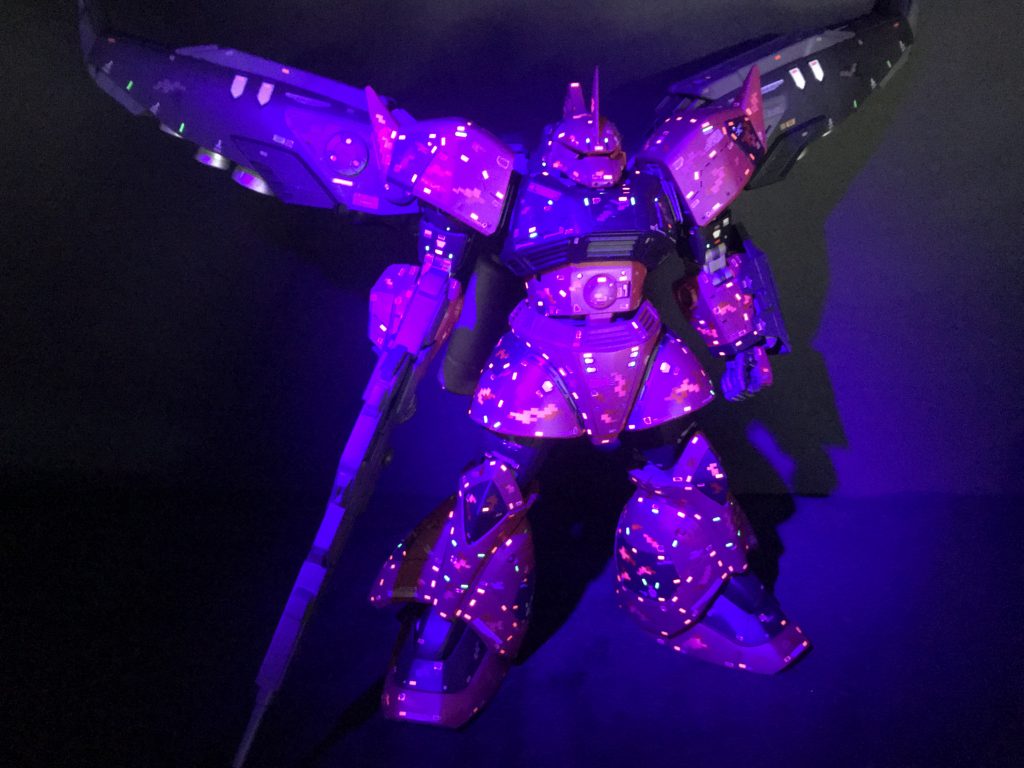 ブラックライトでしつこいくらいに細かく光ります。