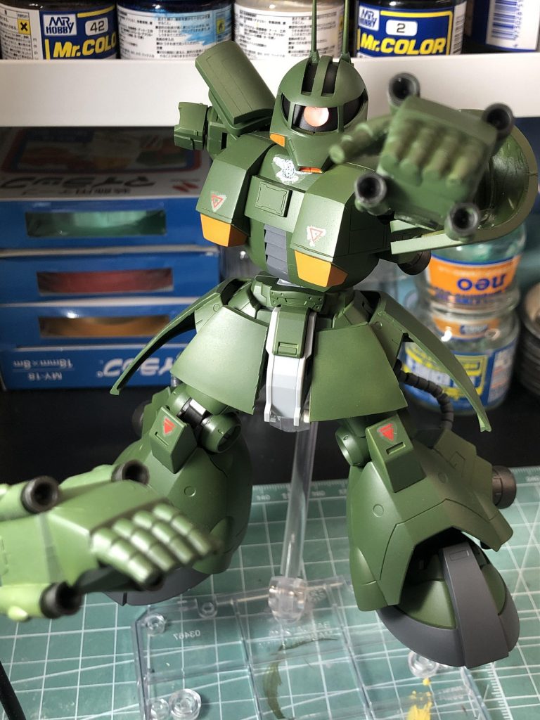 完全に腕ビットの事を忘れていてなんちゃってサイコミュ再現(^_^;)
サフを吹いた後に気付いて手遅れでした(・・;)