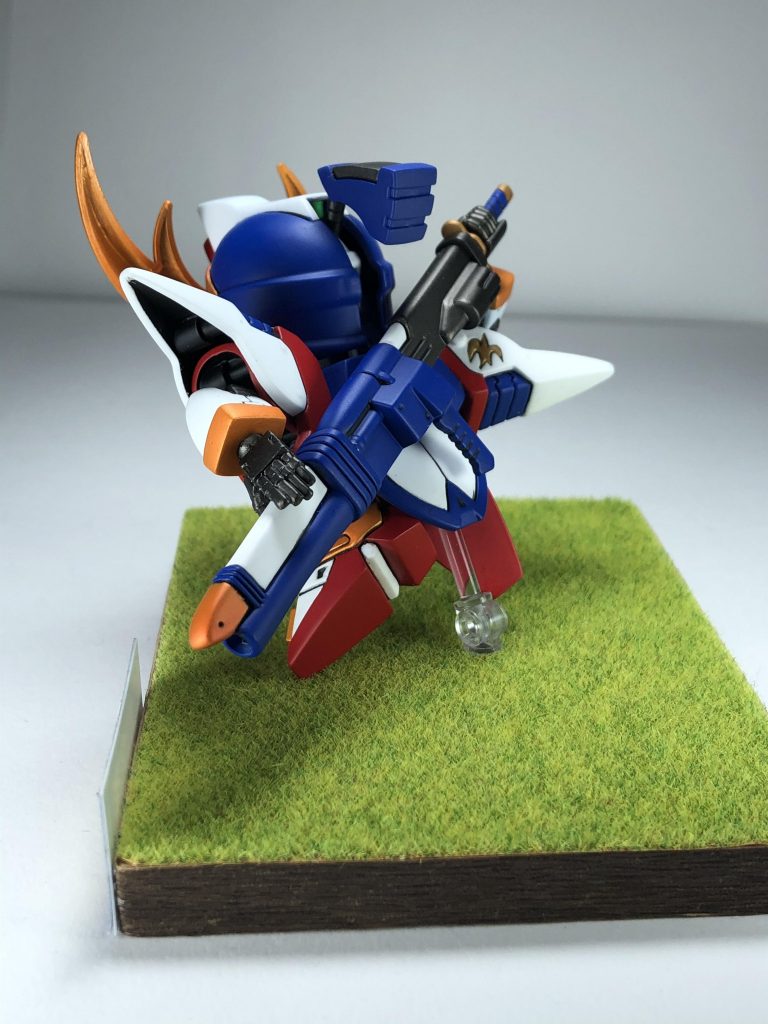 SD特有のギュッと詰まったプロポーションでポーズを取らせるため、ランドセルはつけていません。邪射鳥のグリップはザクバズーカから。