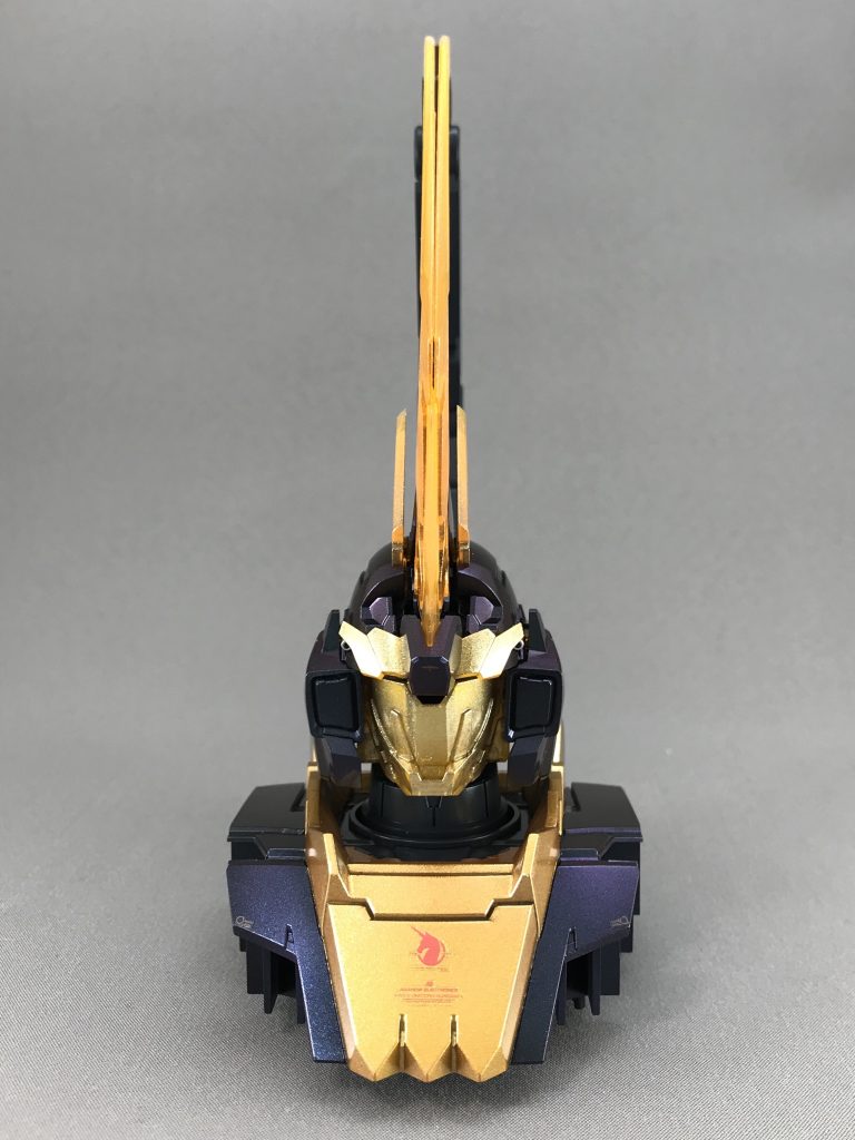 塗装は本体サフ→ツヤありブラック→紫のミラーパウダー入りクリア。襟はスーパークロームシルバー2→クリアイエロー+クリアオレンジ→金のミラーパウダー入りクリア。サイコフレームは黄赤のミラーパウダー入りクリアです。