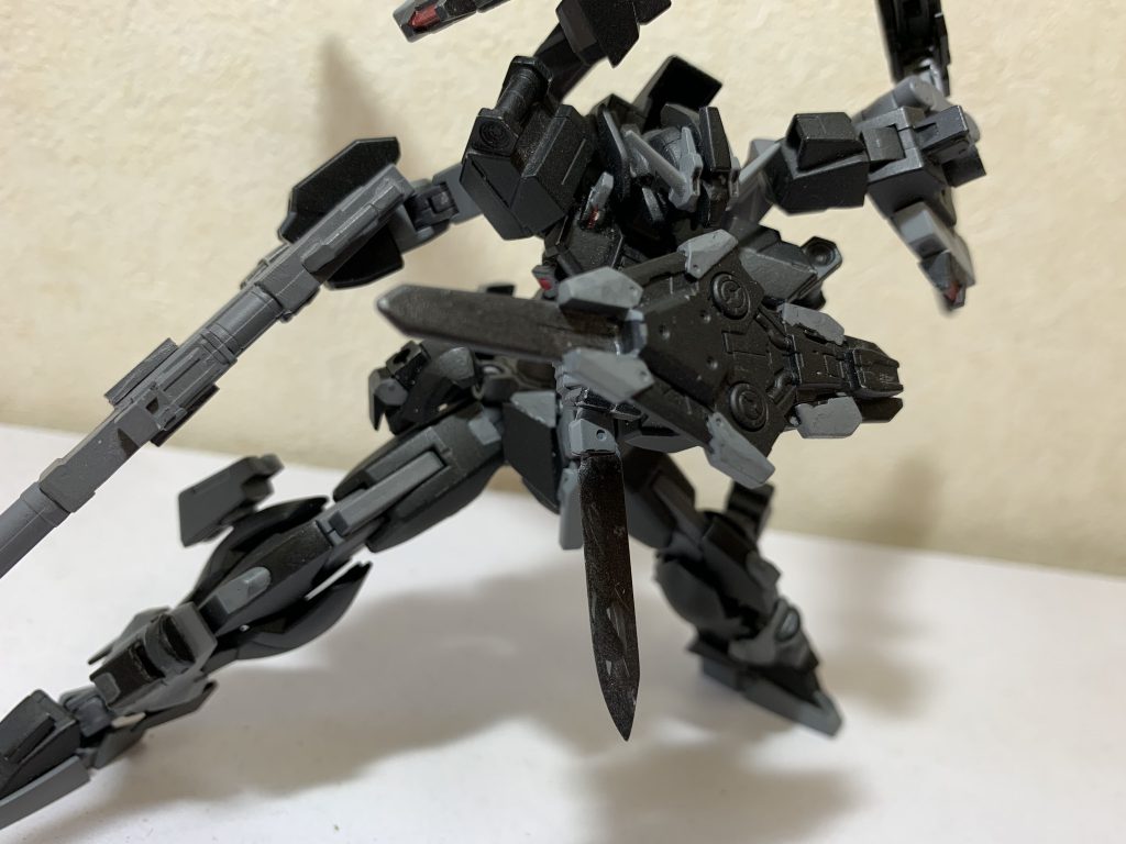 ･シールドブレード先端にブレードがある、攻防一体化した小型シールド。
･ナイフ一般に出回ってる近接短刀。
･頭部60mmバルカン頭部に搭載されてるバルカン砲。主に牽制やミサイルの追撃に使用される。