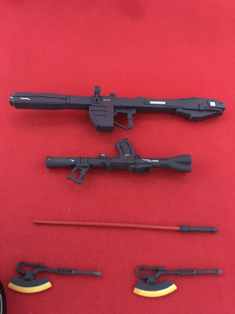 武装一覧です。劇中ではビームバズーカは使用してませんでしたが、このキットの目玉の一つなのでしっかり作っておきました。
実体弾バズーカはMS用バズーカD1型でシステムウェポン009から調達しました。
そしてヒートサーベルとヒートホークです。ヒートホークはグラデーションをかけたのですが写真では非常にわかりにくいです。実物はキレイにできてるのですが(>人<;)