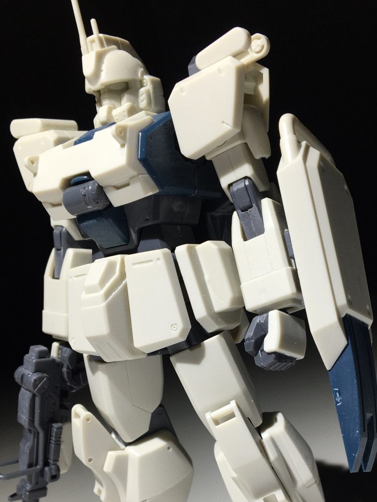 ひざアーマー筋彫り前。
シールドがキッチリ面出し出来て気持ちいい。