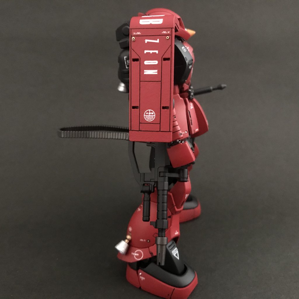 シールドにはスジ掘りと真鍮パイプでディテールアップをしております。
また「ZEON」のロゴとパーソナルマークの「RB」をデカールで再現しました。