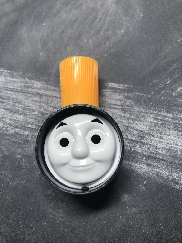 煙突はアロンアルファのキャップで作りました