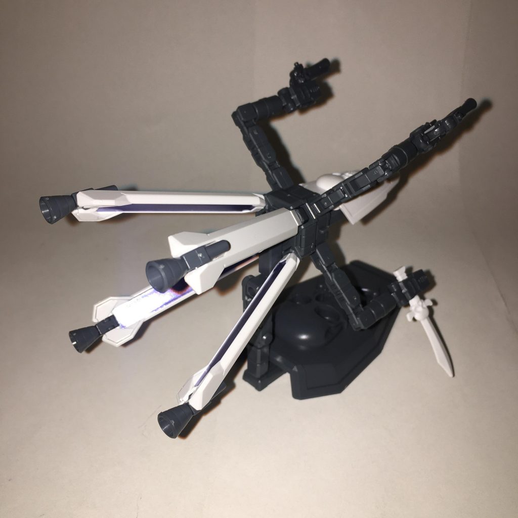 グラビティアームズ、背面。背面には活動時間延長のためのソーラージェネレーターが設けられている。