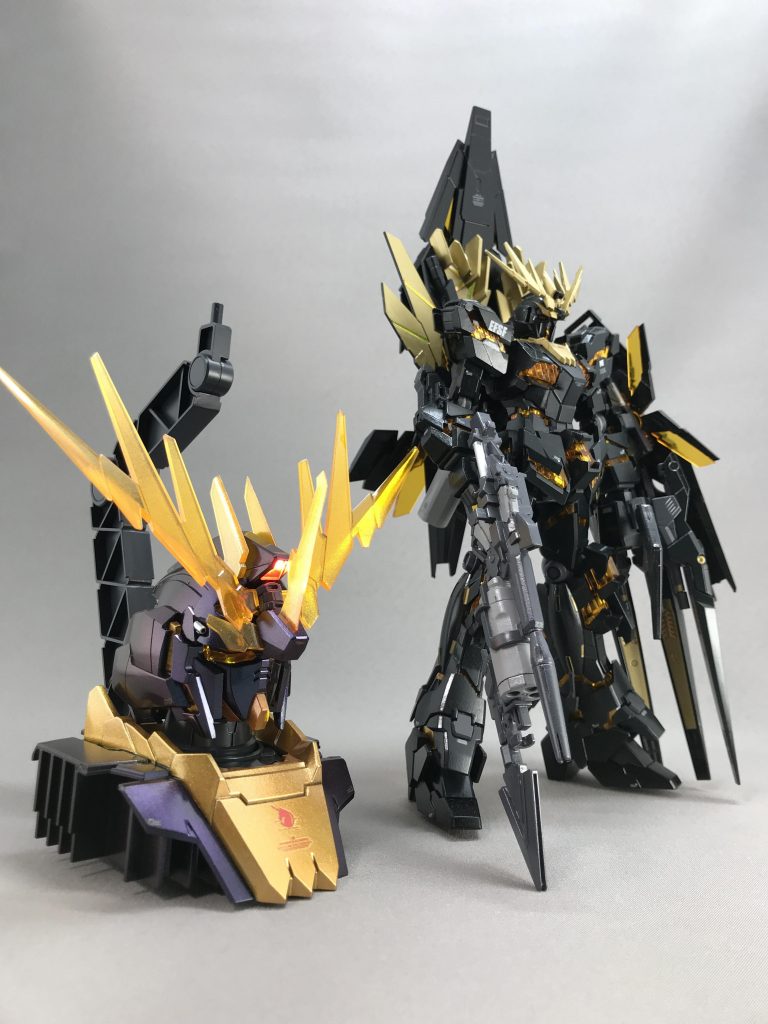 以前作ったバンシィ・ノルンと。
試しに乗せて見ましたが、後ろに重心があり、スタンドとしては不安定でした。