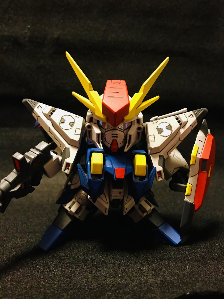 まずはクスィー　頭にΞをスジボリ
肩パーツ、腰パーツにもスジボリを施してフル塗装で仕上げてます
ただ、早く組み立てるためにかなり荒くなったw 
目にはホログラムシールを貼ってます
角度によって色が変わるのが綺麗ですね^_^