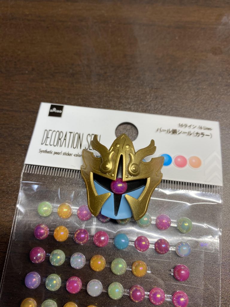 100均のシールをモノアイに使ってます。
上記画像と採用した色違いますが後から好みが変わりました笑